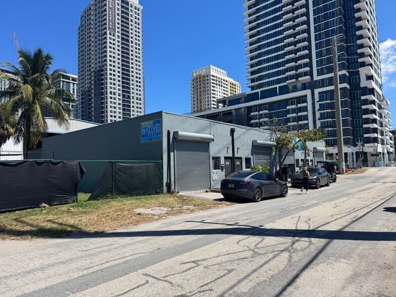 201-207 SW 5th St, Fort Lauderdale, FL à louer - Photo de l’immeuble – Image 2 sur 8