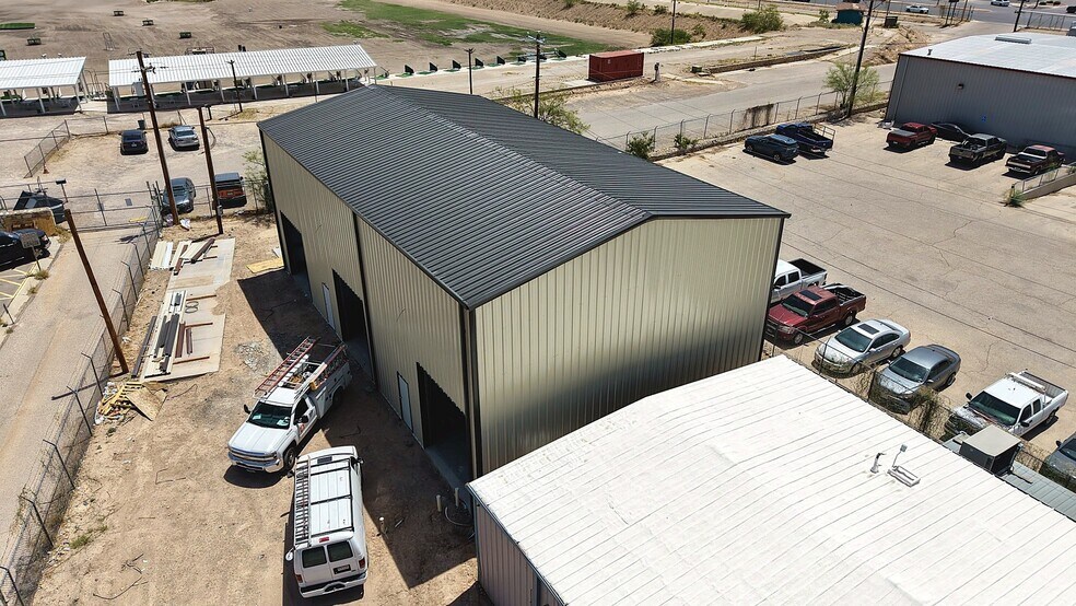 11237 Rojas Dr, El Paso, TX à louer - Photo de l’immeuble – Image 3 sur 11