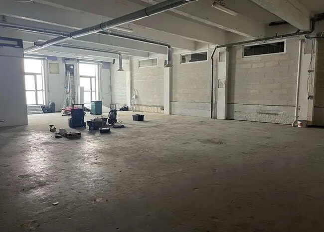 Plus de détails pour Local d'activités à louer