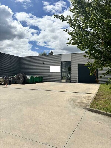Local d’activités dans Bussy-Saint-Georges à louer - Photo de l’immeuble – Image 1 sur 10