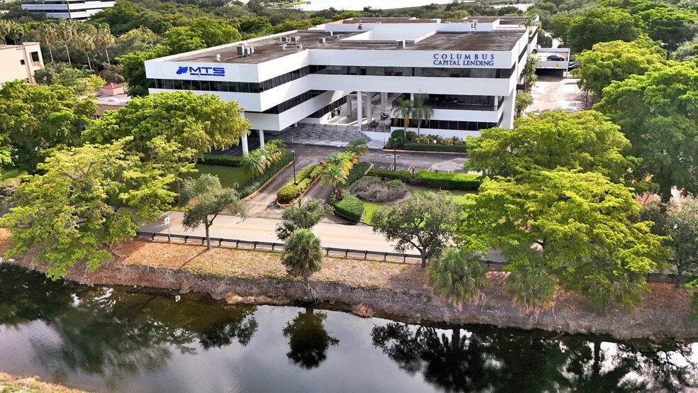 14750 NW 77th Ct, Miami Lakes, FL à louer - Photo de l’immeuble – Image 2 sur 9