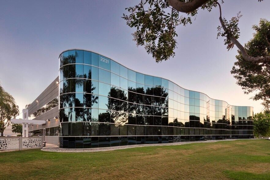 2231 Rutherford Rd, Carlsbad, CA à louer - Photo de l’immeuble – Image 1 sur 14