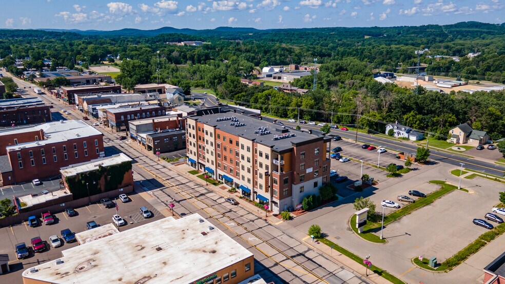 503 Broadway St S, Menomonie, WI à louer - Photo de l’immeuble – Image 1 sur 9