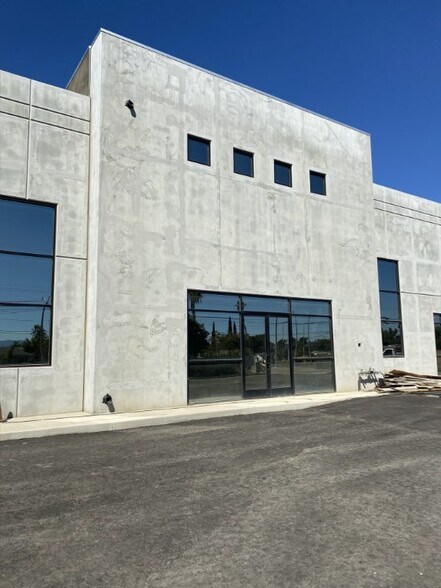 5052 W Mission Blvd, Ontario, CA à louer - Photo de l’immeuble – Image 3 sur 33