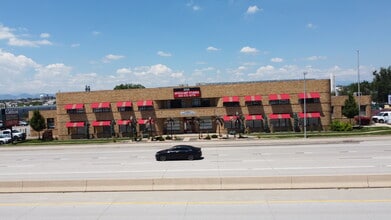 2555 S Santa Fe Dr, Denver, CO à louer Photo intérieure– Image 2 sur 6