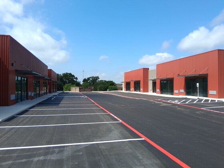 7001 W. I-10, San Antonio, TX à louer - Photo de l’immeuble – Image 3 sur 17