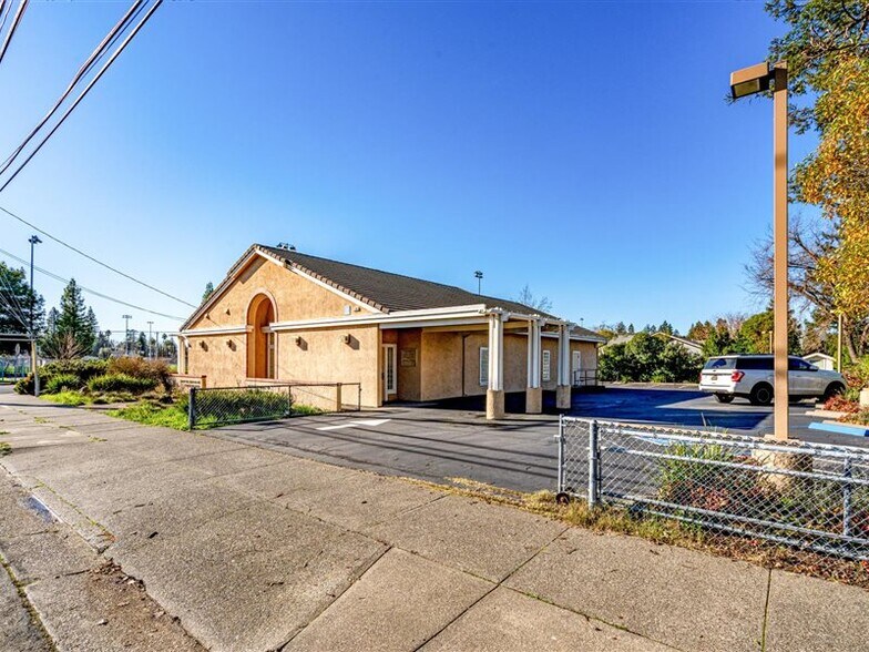 1105 University St, Healdsburg, CA à vendre - Photo de l’immeuble – Image 2 sur 36