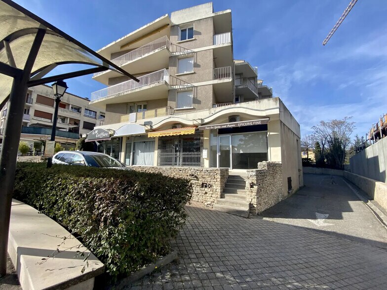 Local commercial dans Gréoux-les-Bains à louer - Photo de l’immeuble – Image 2 sur 6