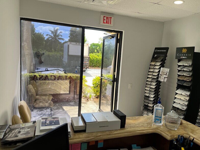 2660 NW 15th Ct, Pompano Beach, FL à louer - Photo de l’immeuble – Image 3 sur 10