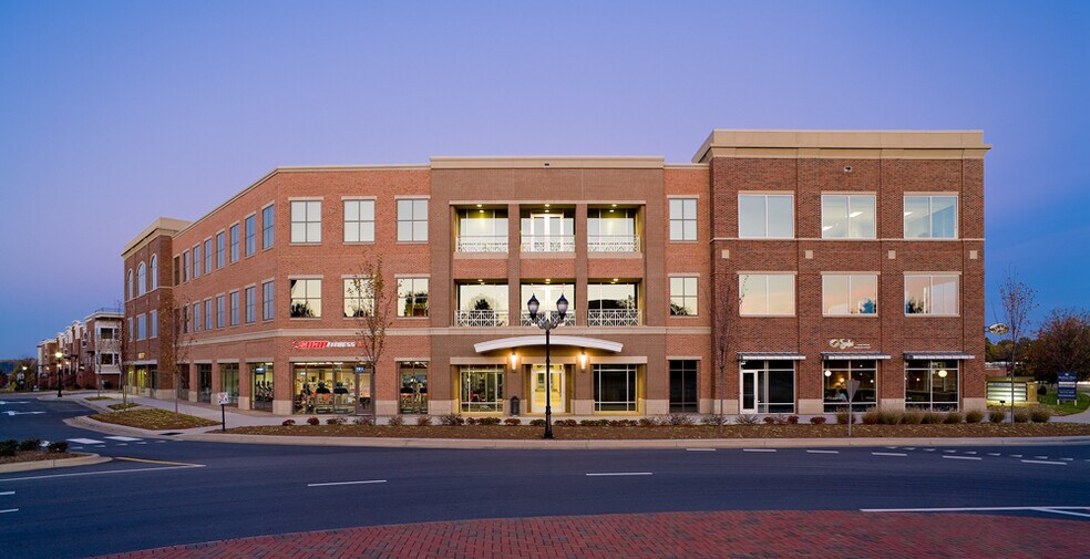 130 Harbour Place Dr, Davidson, NC à louer - Photo de l’immeuble – Image 3 sur 4