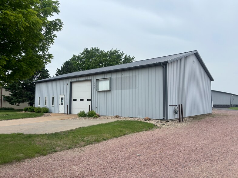 1005 N 9th Ave, Brandon, SD à louer - Photo de l’immeuble – Image 1 sur 11