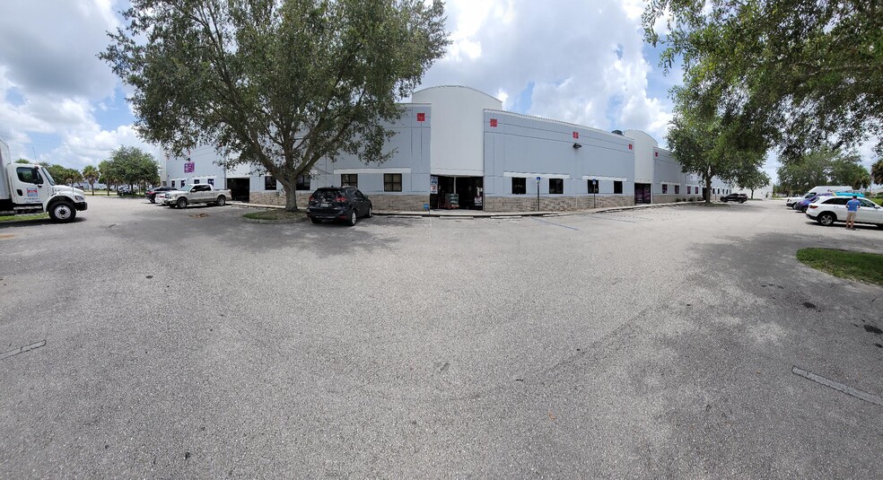 5565 Lee St, Lehigh Acres, FL à louer - Photo de l’immeuble – Image 1 sur 6