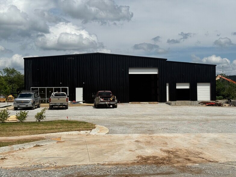 595 Kawneer dr, Springdale, AR à louer - Photo de l’immeuble – Image 3 sur 18