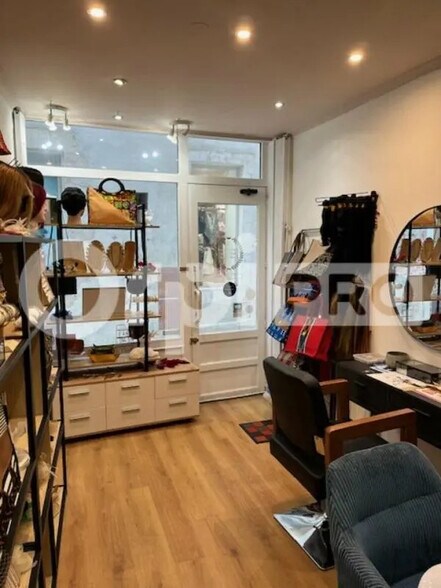 Local commercial dans La Rochelle à louer - Photo de l’immeuble – Image 1 sur 2