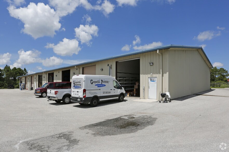 7410 Sawyer Cir, Port Charlotte, FL à louer - Photo de l’immeuble – Image 3 sur 4