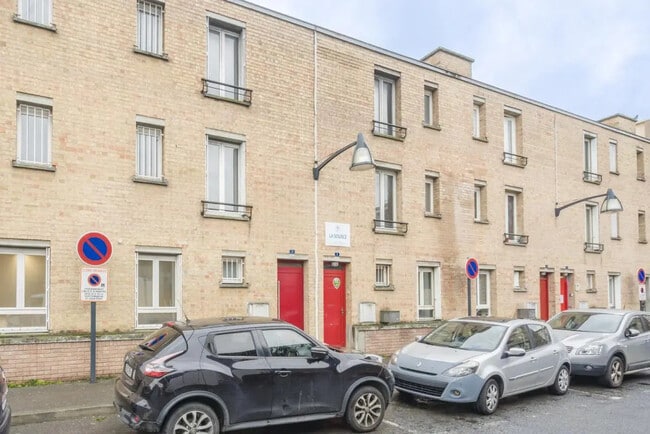 Plus de détails pour 8 Place Des Institutions, Cergy - Local d’activités à vendre