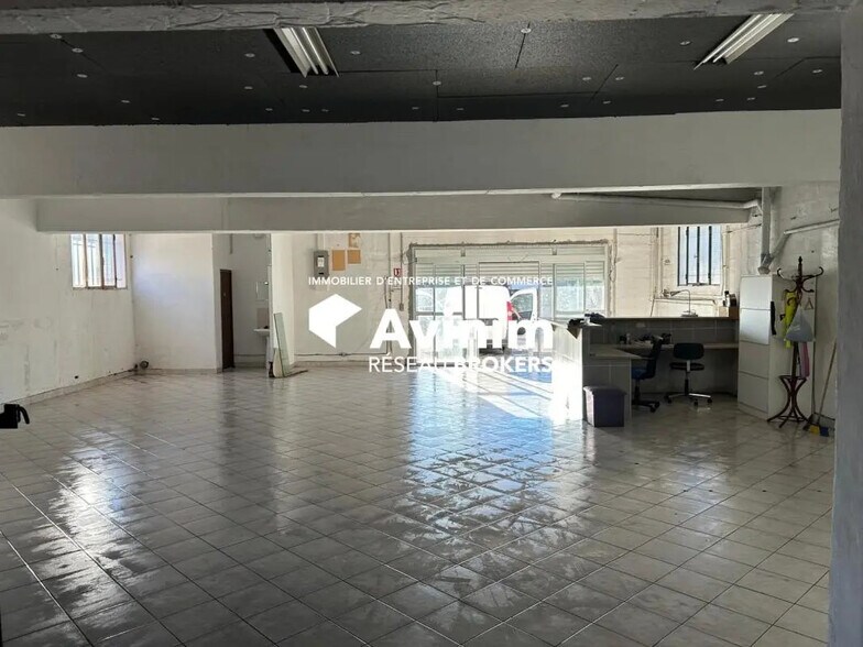 Local commercial dans Marignane à louer - Photo de l’immeuble – Image 2 sur 10