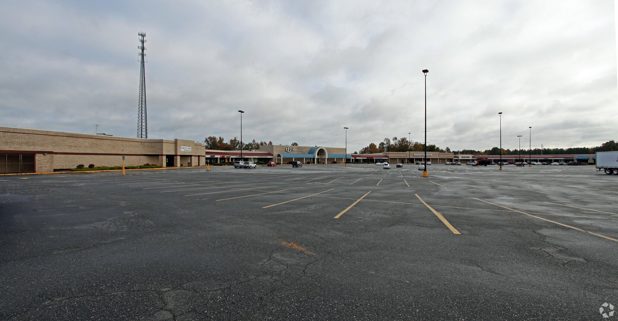 100 Siler Xing, Siler City, NC à louer Photo principale– Image 1 sur 9