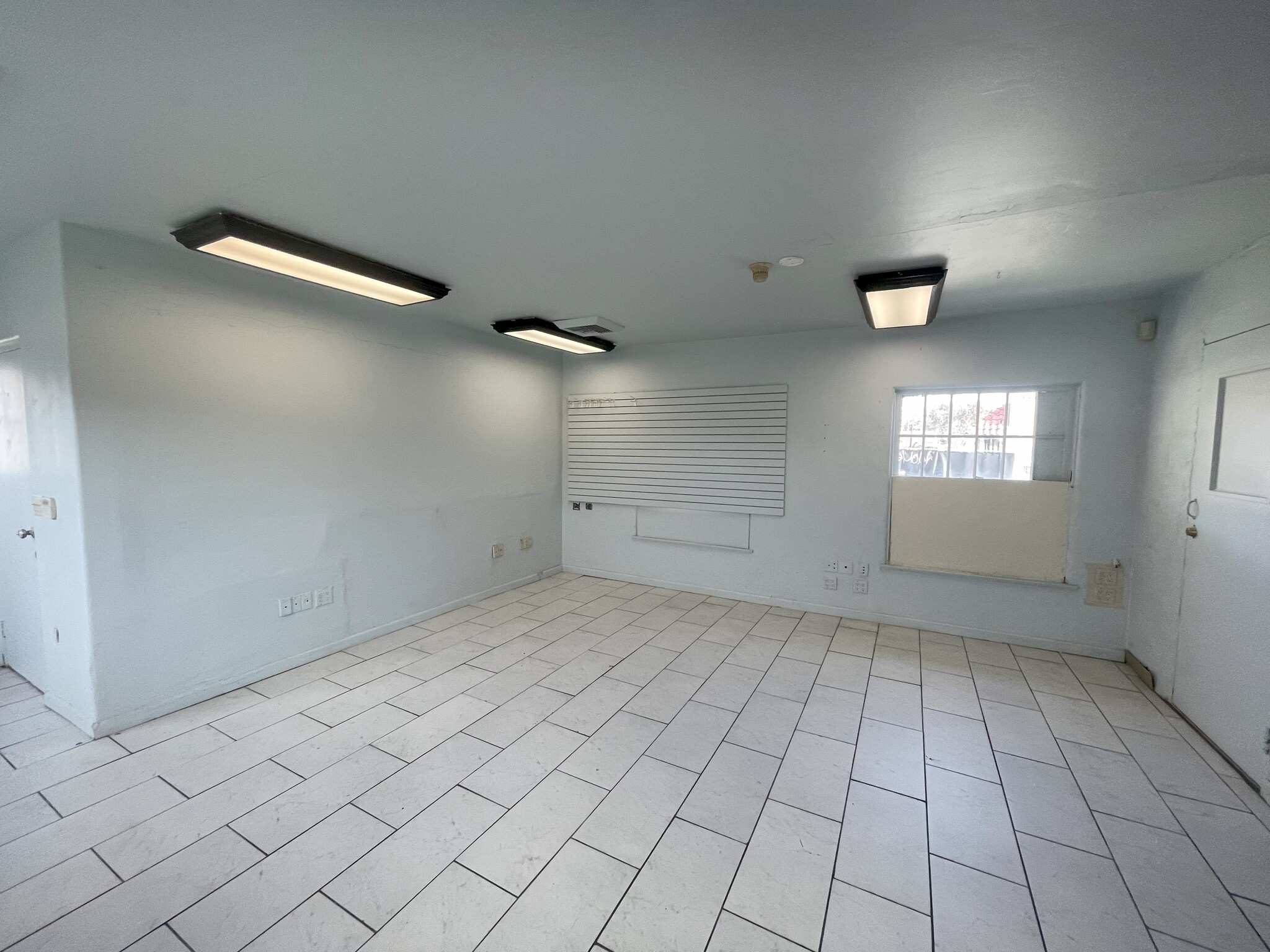 16899 Lakeshore Dr, Lake Elsinore, CA à louer Photo intérieure– Image 1 sur 6
