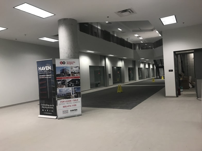 1275 Finch Ave W, Toronto, ON à vendre - Hall d’entrée – Image 2 sur 33