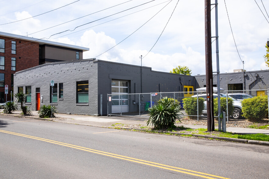 2335 SE 50th Ave, Portland, OR à louer - Photo de l’immeuble – Image 1 sur 17