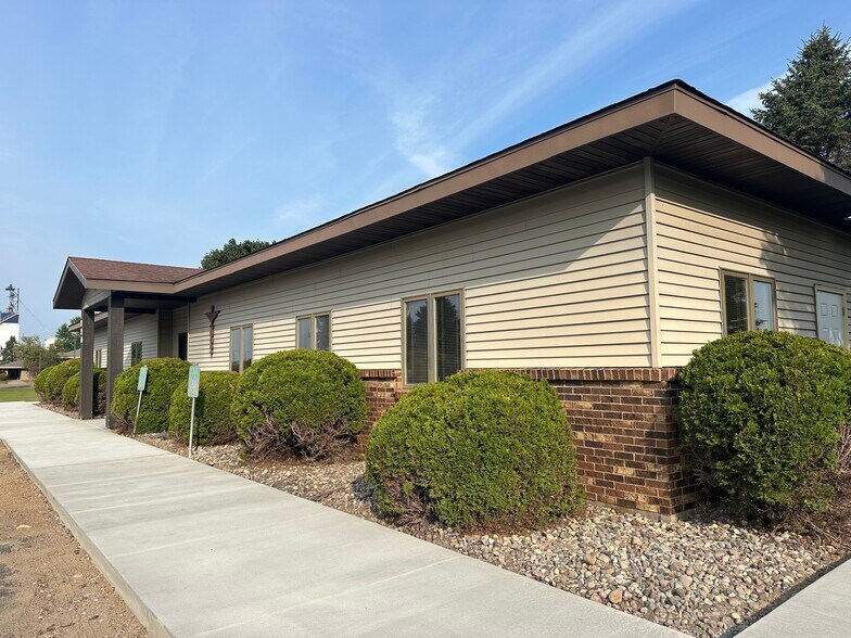 720 Ackley St, Antigo, WI à louer - Photo de l’immeuble – Image 1 sur 10