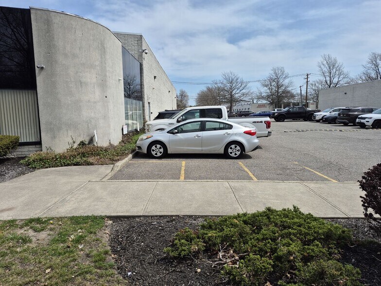 1881 Lakeland Ave, Ronkonkoma, NY à louer - Photo de l’immeuble – Image 2 sur 3