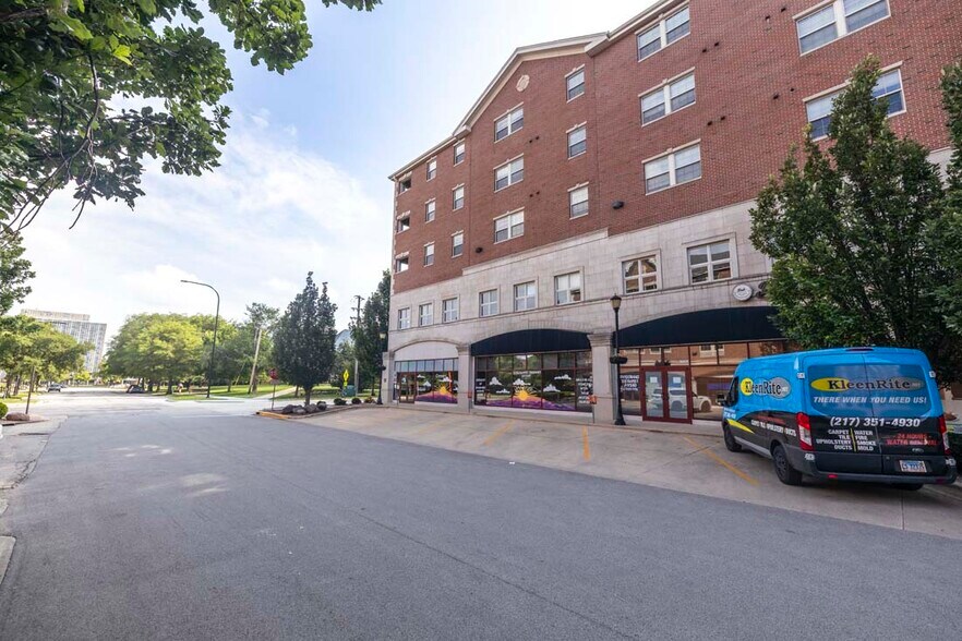 700 S Gregory St, Urbana, IL à louer - Photo de l’immeuble – Image 3 sur 5