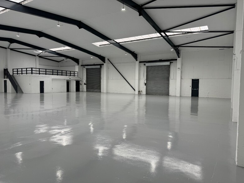 22 Textilose Rd, Manchester à louer - Photo de l’immeuble – Image 1 sur 14