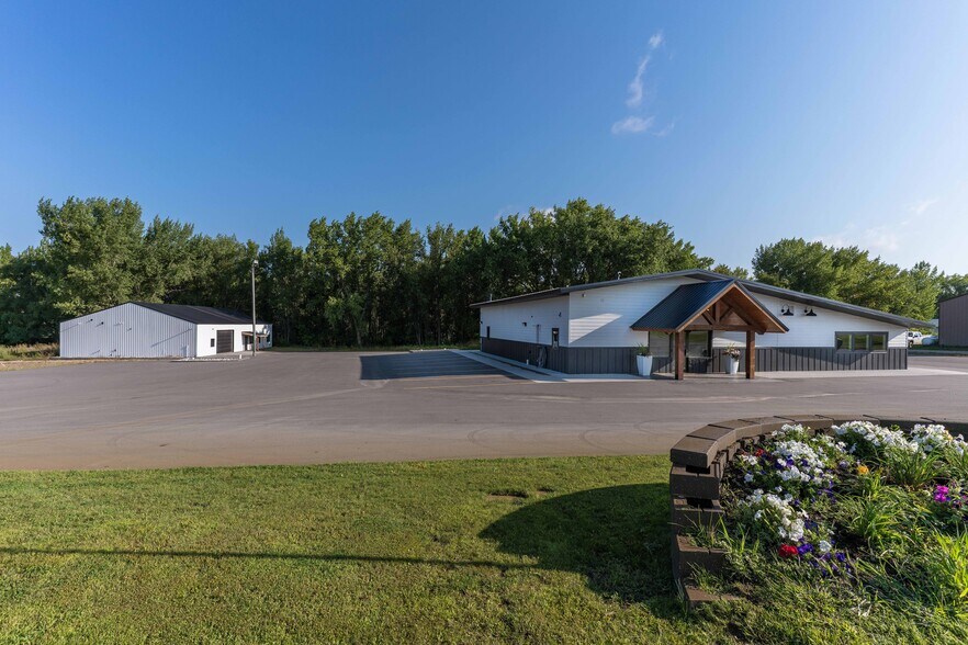 3327 E Fir Ave, Fergus Falls, MN à vendre - Photo de l’immeuble – Image 2 sur 21