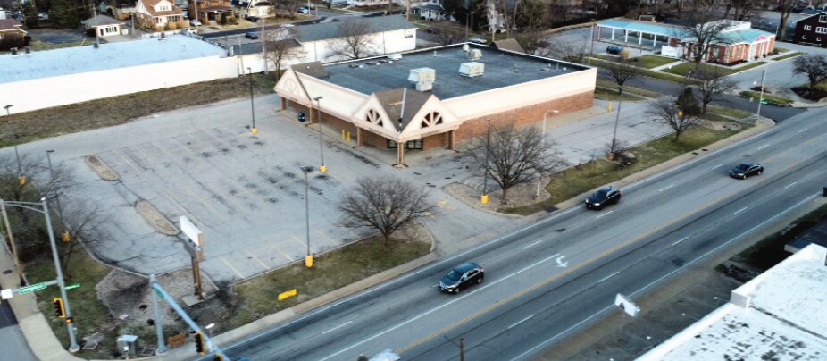 2515 N Knoxville Ave, Peoria, IL à louer - Photo de l’immeuble – Image 3 sur 4