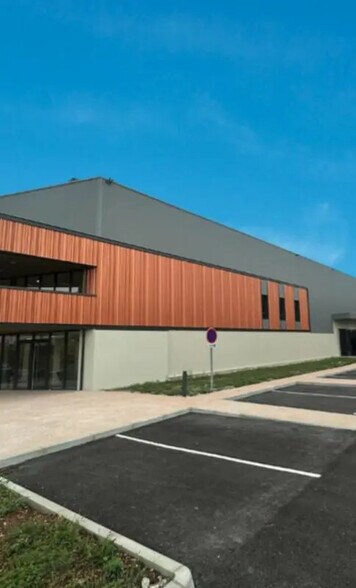 Local d’activités dans Saint-Laurent-de-Mure à louer - Photo de l’immeuble – Image 3 sur 4