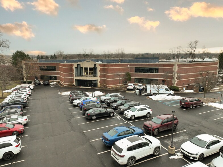 1760 S Telegraph Rd, Bloomfield Hills, MI à louer - Photo principale – Image 1 sur 2