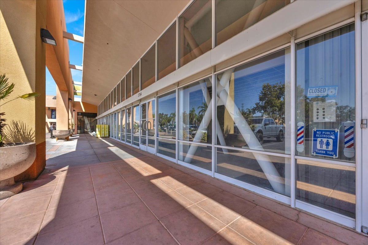 3730-3780 N Blackstone Ave, Fresno, CA à louer Photo intérieure– Image 1 sur 6