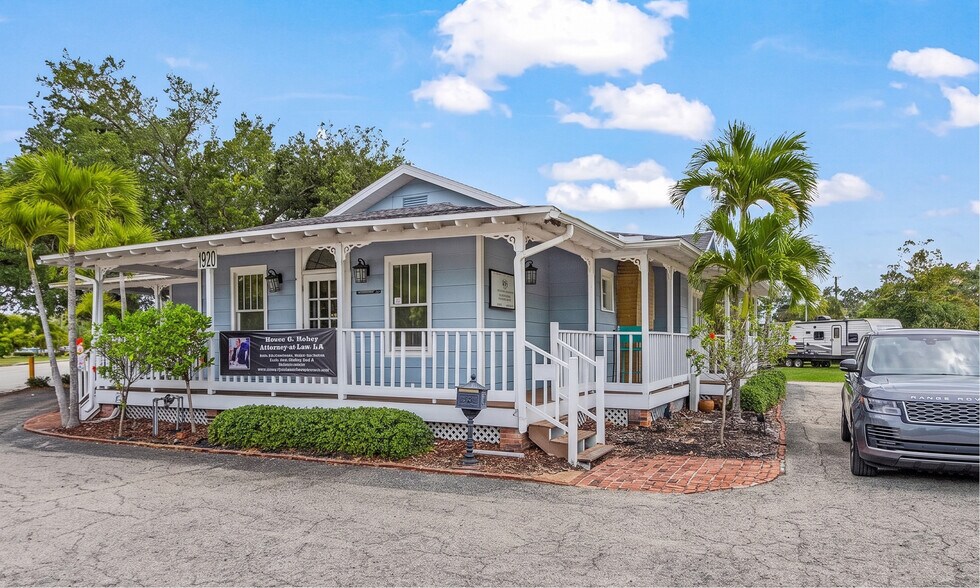 1920 Victoria Ave, Fort Myers, FL à vendre - Photo de l’immeuble – Image 2 sur 7