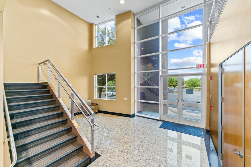 8850-8900 Research Dr, Irvine, CA à louer - Hall d’entrée – Image 2 sur 56