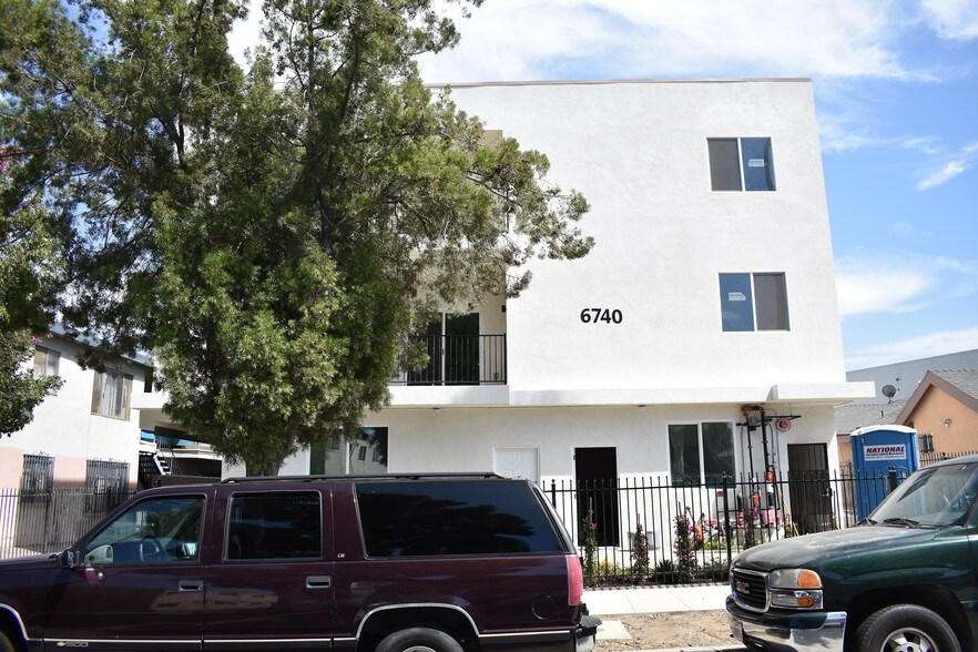 6740 Brynhurst Ave, Los Angeles, CA à vendre - Photo de l’immeuble – Image 2 sur 25
