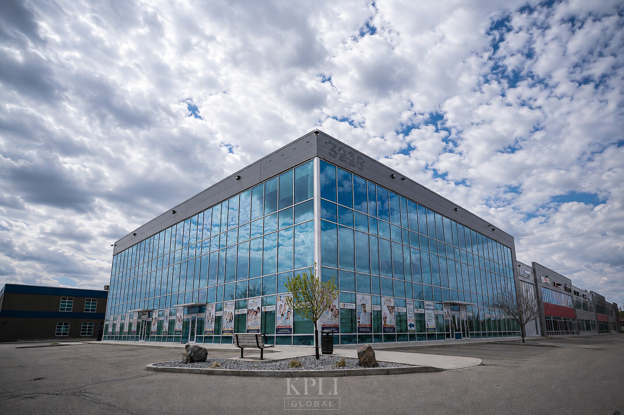 3105-3223 5 Ave NE, Calgary, AB à vendre Photo principale– Image 1 sur 14