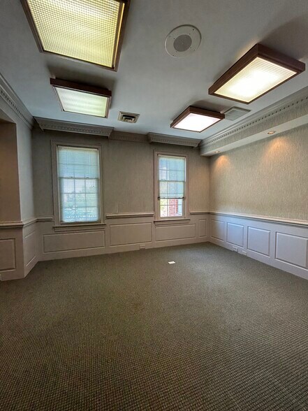 300 Cedar Lakes Dr, Chesapeake, VA à vendre - Photo de l’immeuble – Image 2 sur 11