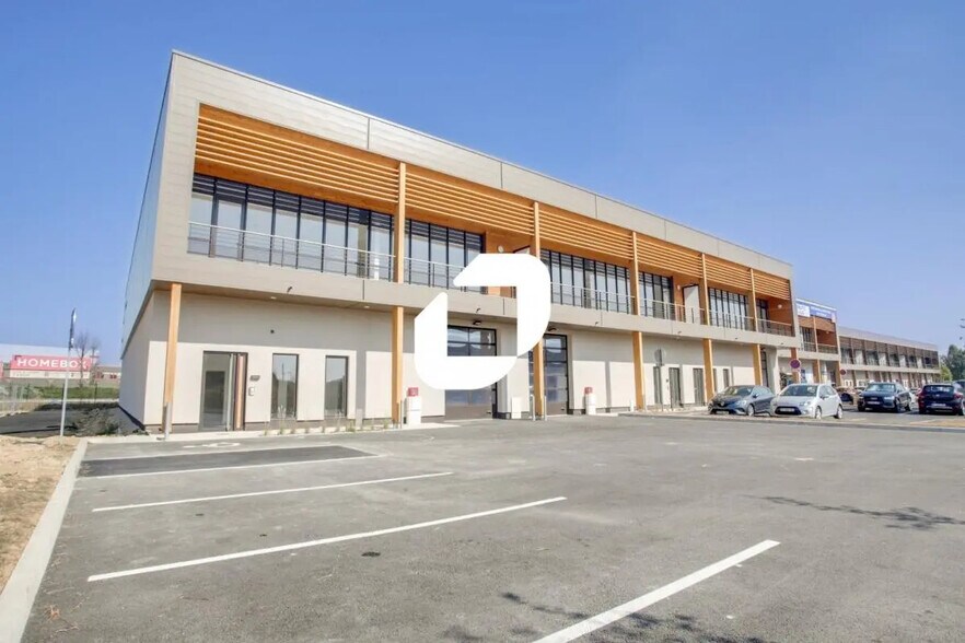 Local d’activités dans Collégien à louer - Photo de l’immeuble – Image 1 sur 29