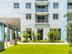 8175 NW 107th Ave, Doral, FL à louer Photo de l’immeuble– Image 2 sur 9