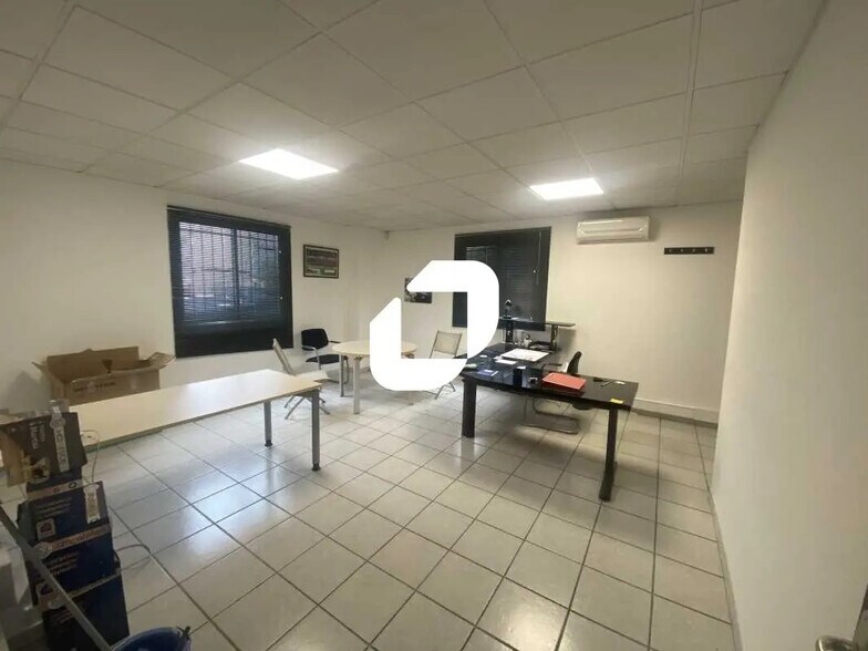 Local d’activités dans Saint-Médard-en-Jalles à louer - Photo de l’immeuble – Image 1 sur 6