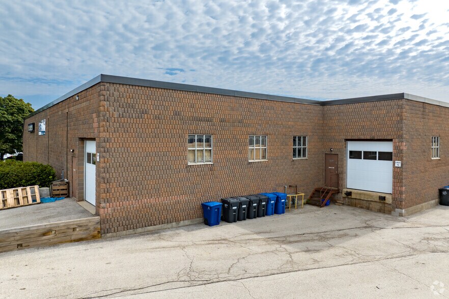 504 Iroquois Shore Rd, Oakville, ON à louer - Photo de l’immeuble – Image 3 sur 4