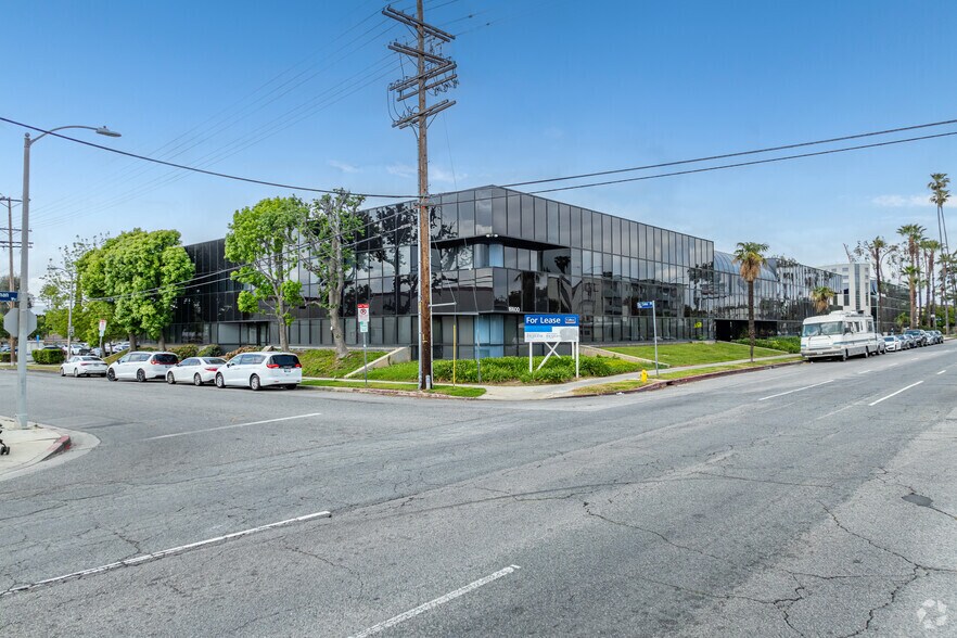 16600 Sherman Way, Van Nuys, CA à louer - Photo de l’immeuble – Image 1 sur 15