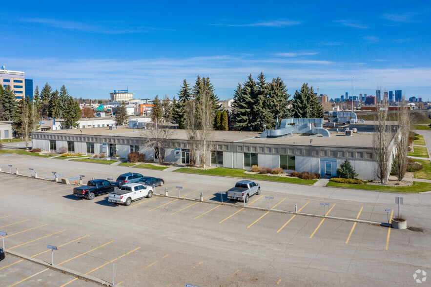 6940 Fisher Park Rd SE, Calgary, AB à louer - Photo de l’immeuble – Image 1 sur 11