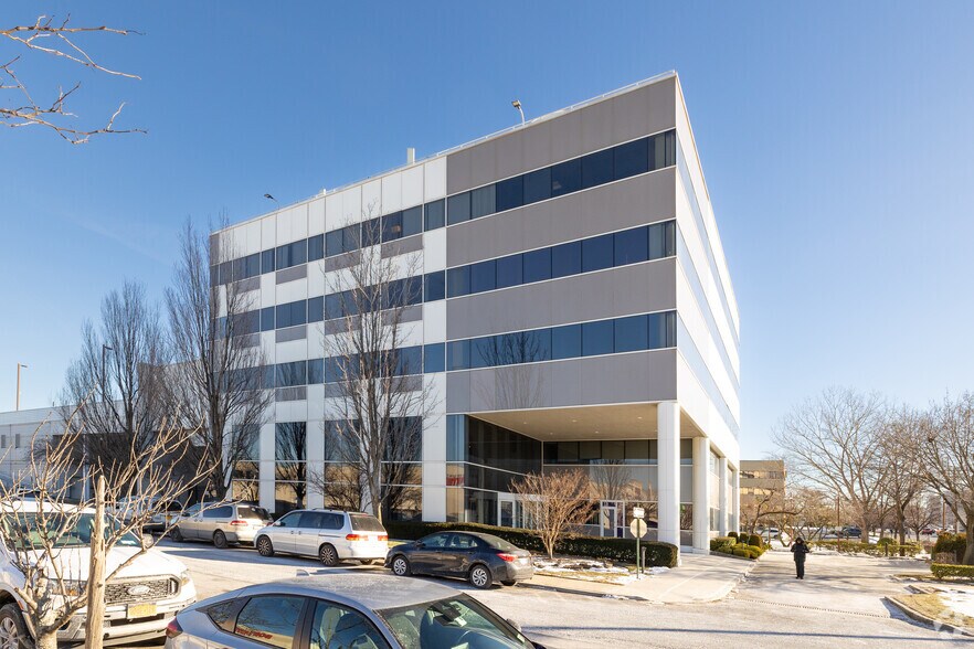 141-07 20th Ave, Whitestone, NY à louer - Photo principale – Image 1 sur 7