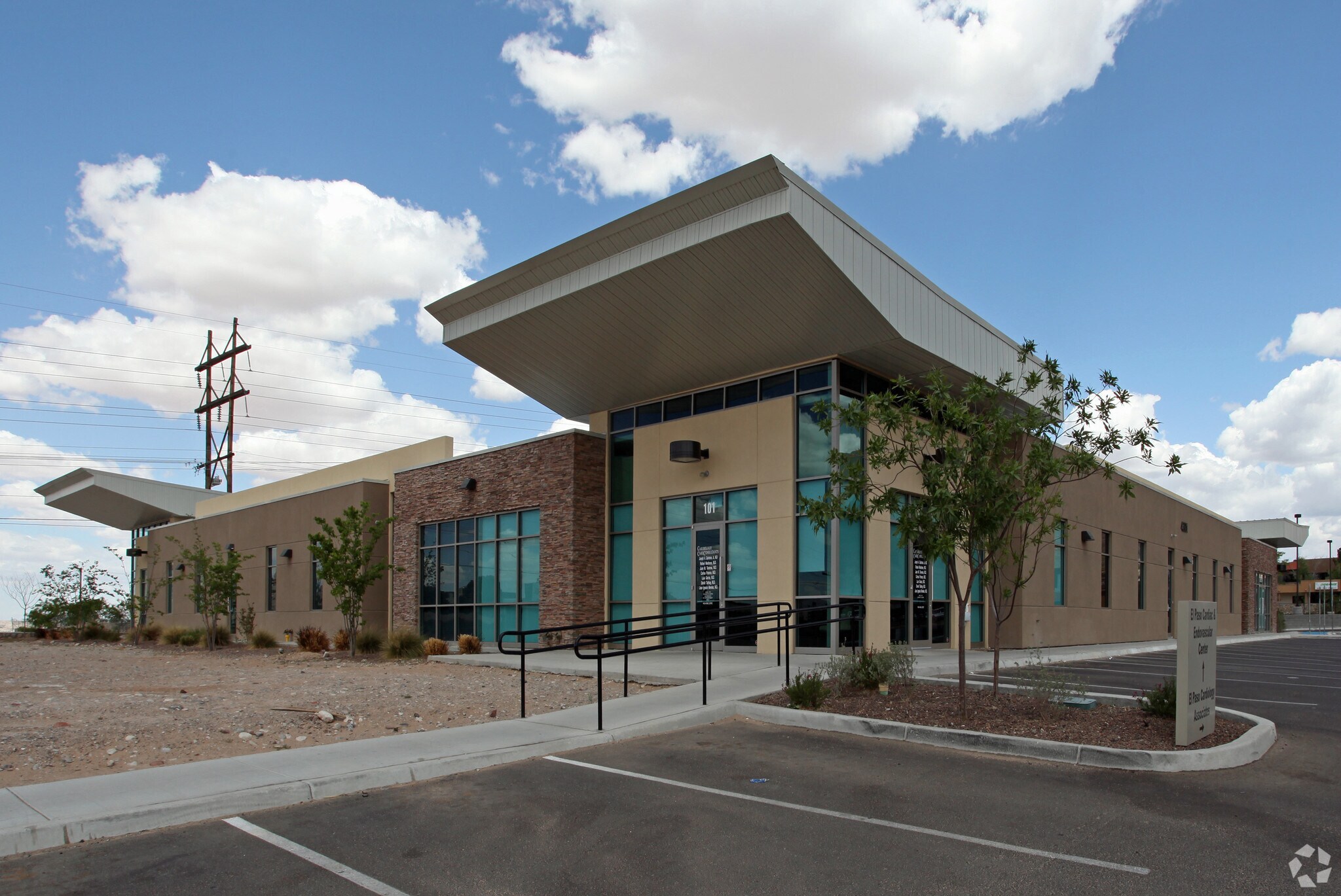 4301 N Mesa St, El Paso, TX à louer Photo de l’immeuble– Image 1 sur 45