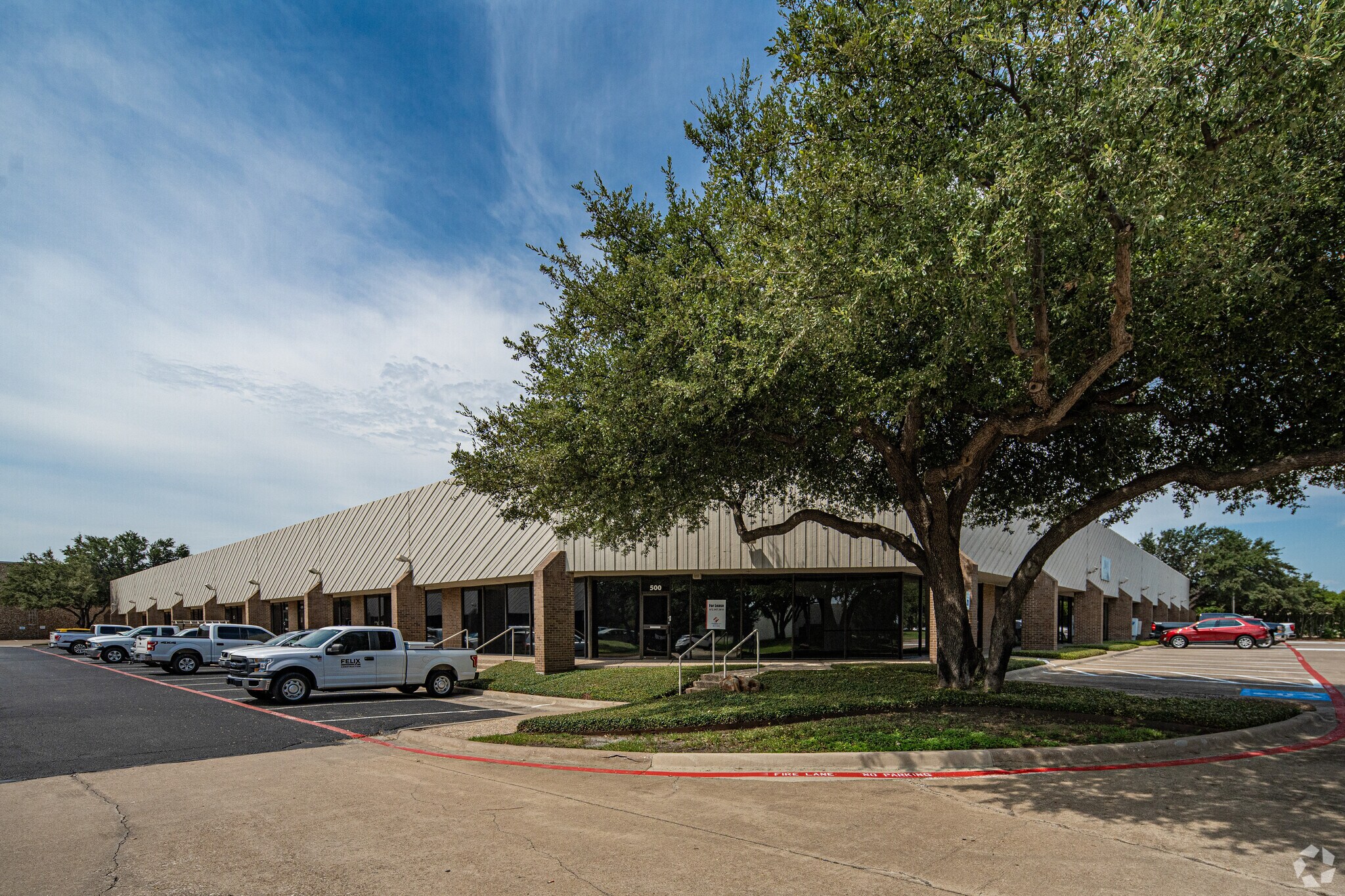 1321 Valwood Pky, Carrollton, TX à louer Photo de l’immeuble– Image 1 sur 5