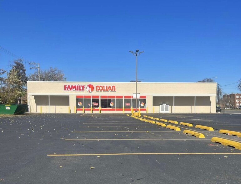 8240 S Stony Island Ave, Chicago, IL à louer - Photo de l’immeuble – Image 2 sur 7