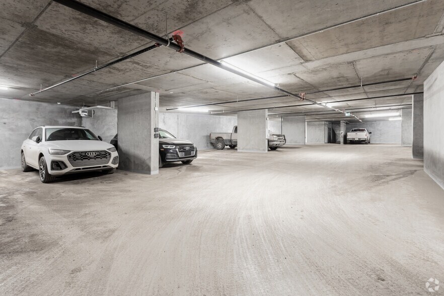 Retail Spaces At Falcon One Tower, Edmonton, AB à louer - Photo intérieure – Image 3 sur 5
